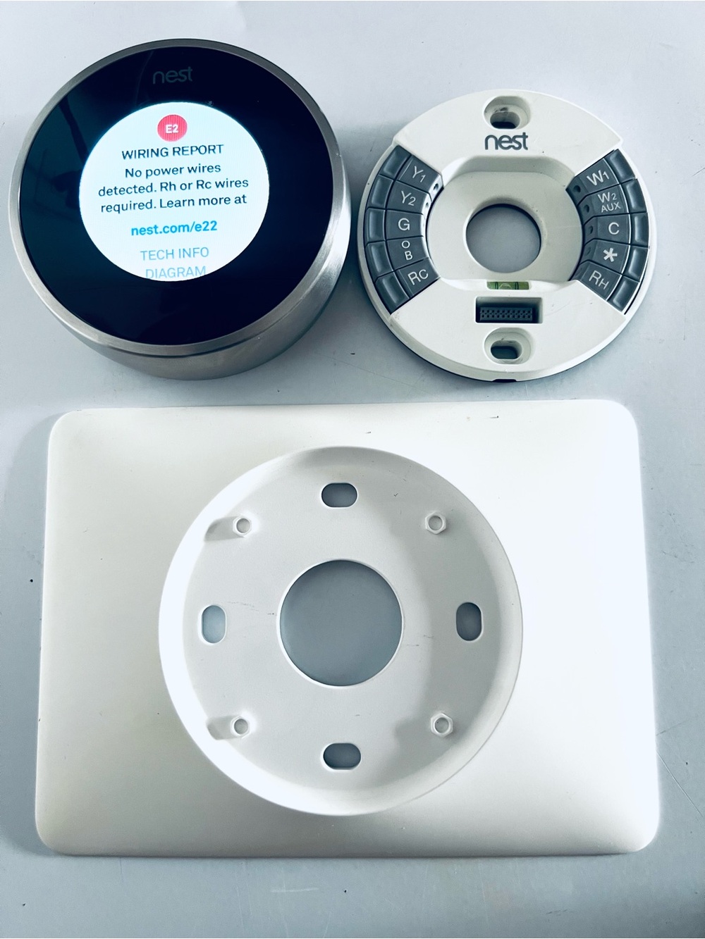 Google Nest Thermostat with White Mounting Plate  Conditions Working Perfectly